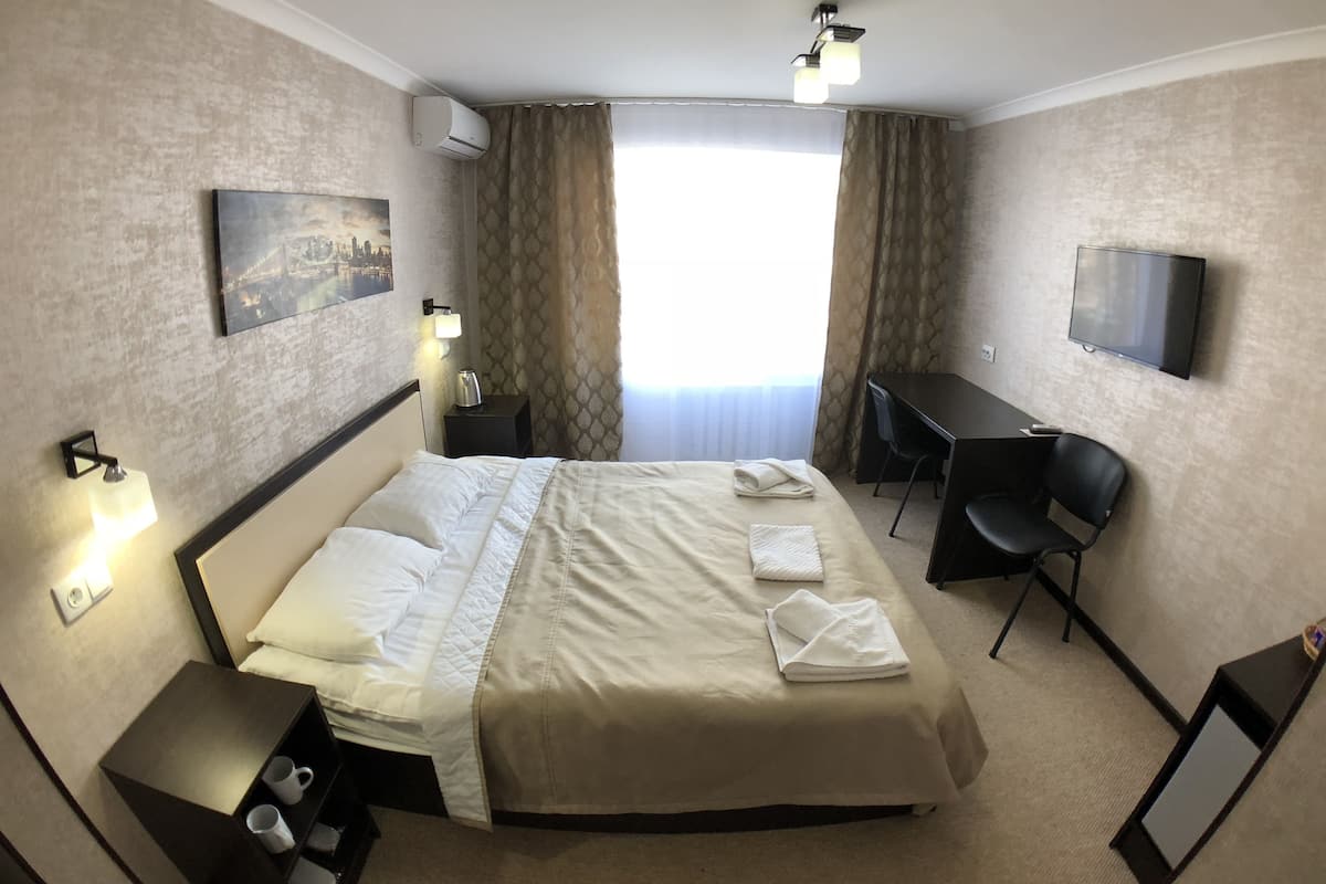 Deluxe tweepersoonskamer, 1 slaapkamer | Geluiddichte muren, een strijkplank/strijkijzer, gratis babybedden