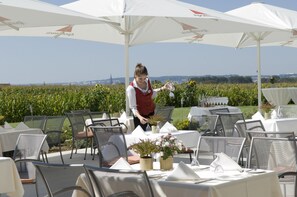 รับประทานอาหารกลางแจ้ง