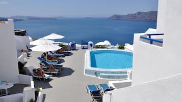 2 piscinas externas, espreguiçadeiras