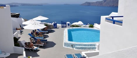 2 outdoor pools, pool loungers