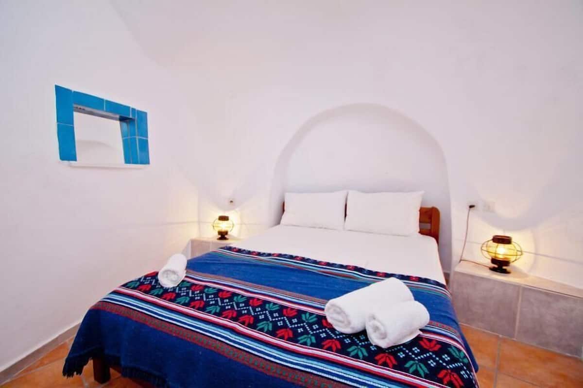 Traditional Cave House with Caldera View (3 Adults) | Free WiFi, bed sheets