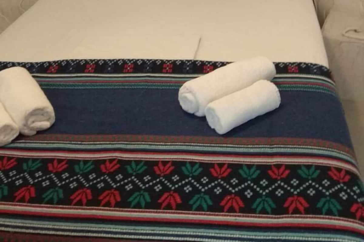 Traditional Cave Studio with Caldera View | WiFi (free), bed sheets