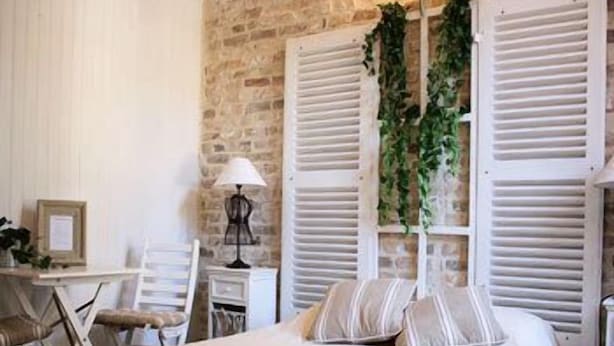 Un dormitorio con una cama, un escritorio y una silla.