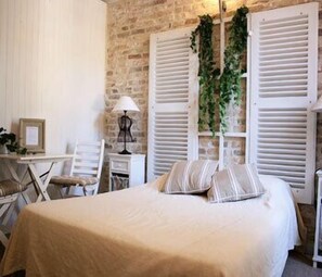 A bedroom with a bed, a desk, and a chair. - L'Auberge Normande (Carentan les Marais)