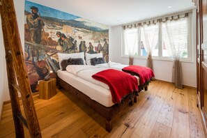 Leilighet – standard, 3 soverom (West) | Dundyner, senger med overmadrass, skrivebord og lydisolert