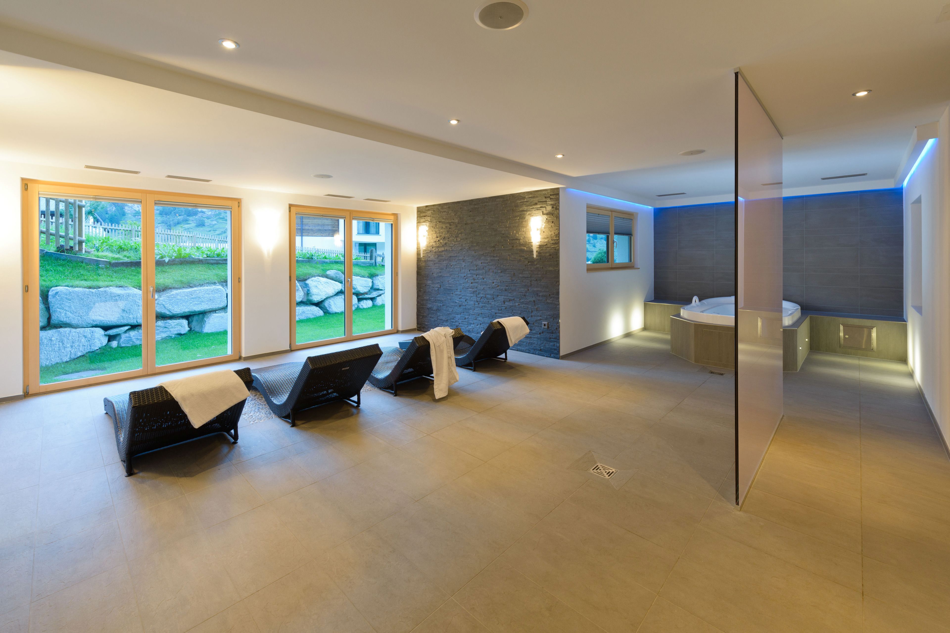 Sauna seca, banheira de hidromassagem, sauna a vapor