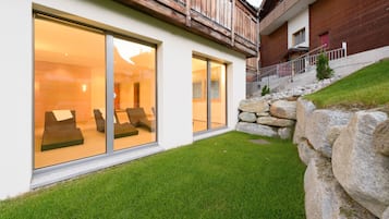 Sauna, hot tub, steam room