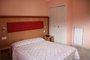 Double Room | Down duvets, desk, blackout curtains, free WiFi - Lutetia (Lourdes)