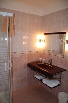 Double Room | Bathroom | Shower, rainfall showerhead, free toiletries, bidet
