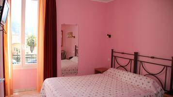 Double Room | Down duvets, desk, blackout curtains, free WiFi