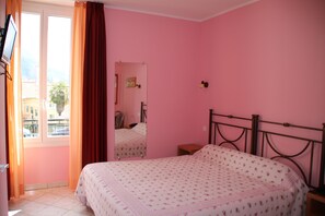 Dobbeltrom | Dundyner, skrivebord, blendingsgardiner og wi-fi (inkludert)