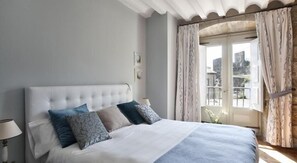 Escritorio, wifi gratis, ropa de cama