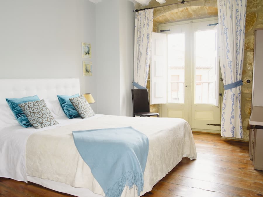 Escritorio, wifi gratis y ropa de cama