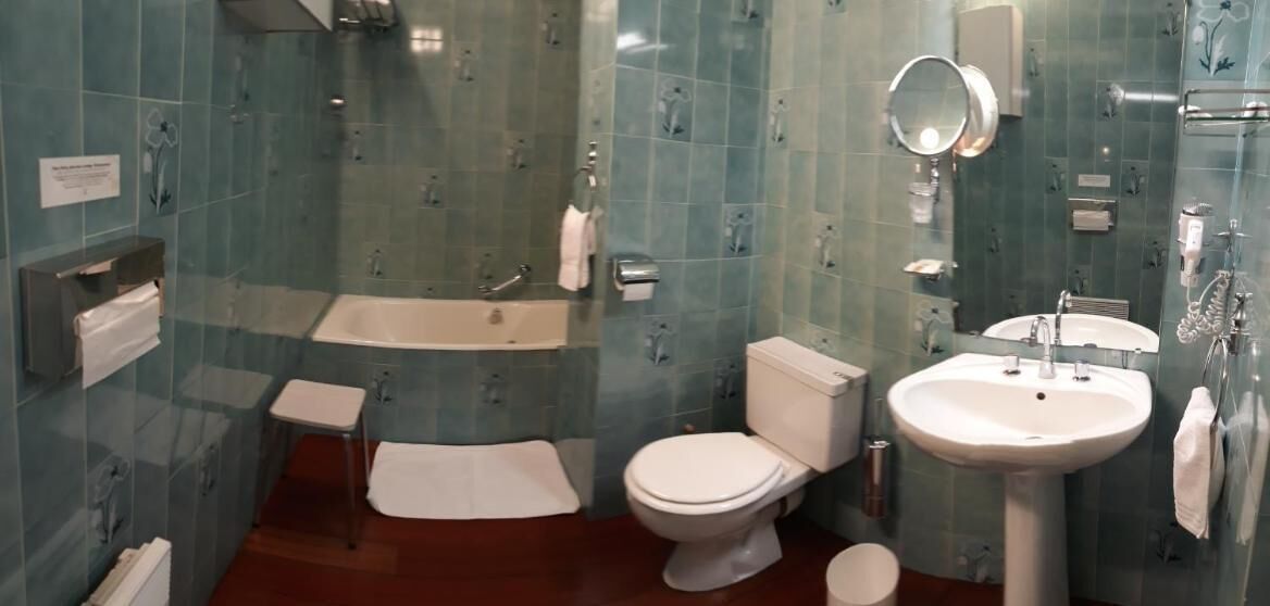 free toiletries, towels