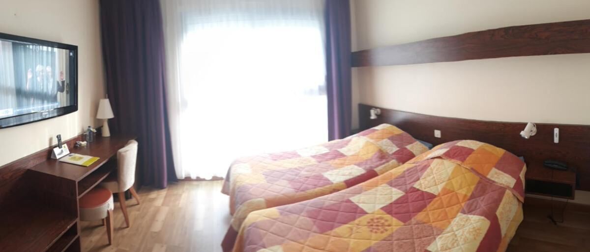 ميني بار وخزنة داخل الغرفة ومكتب وواي فاي مجانًا