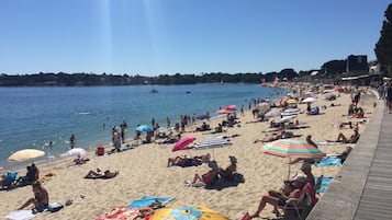 Una spiaggia nelle vicinanze