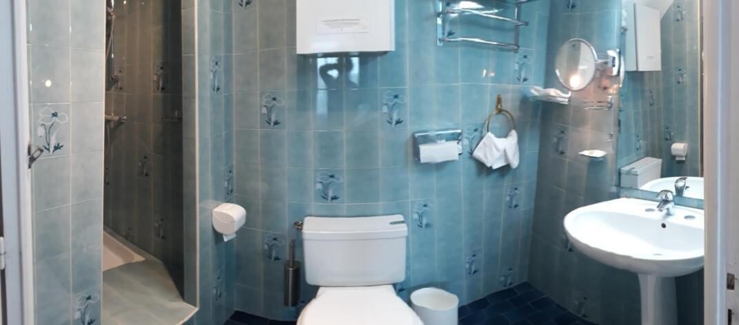 free toiletries, towels