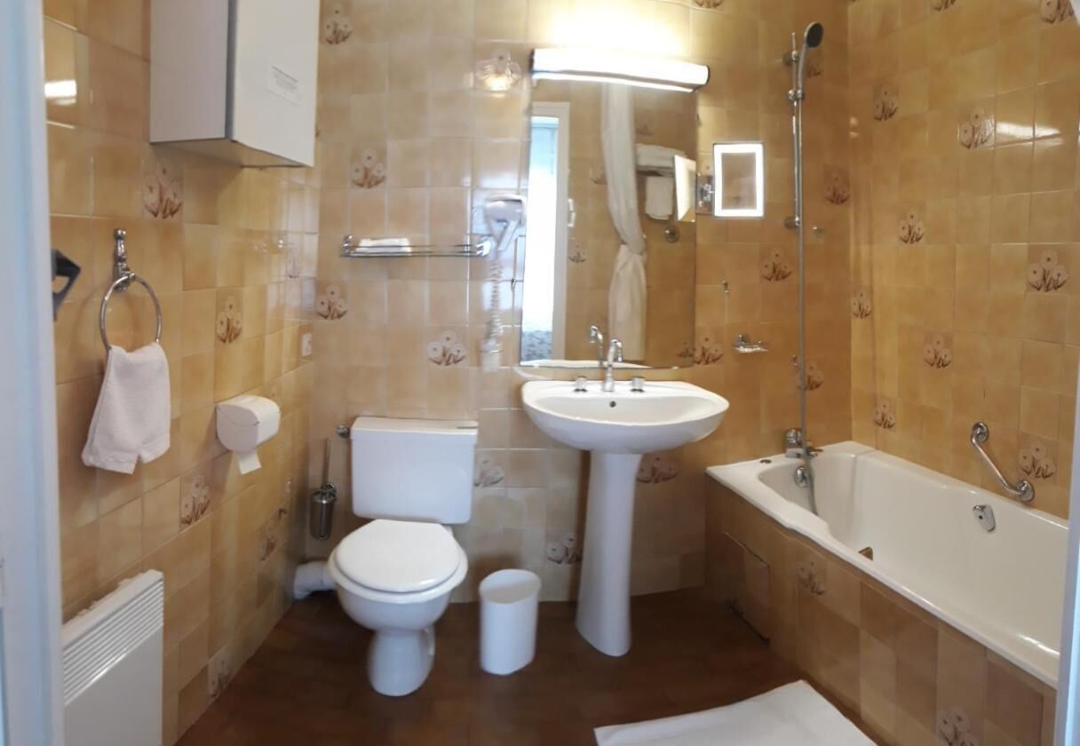 free toiletries, towels