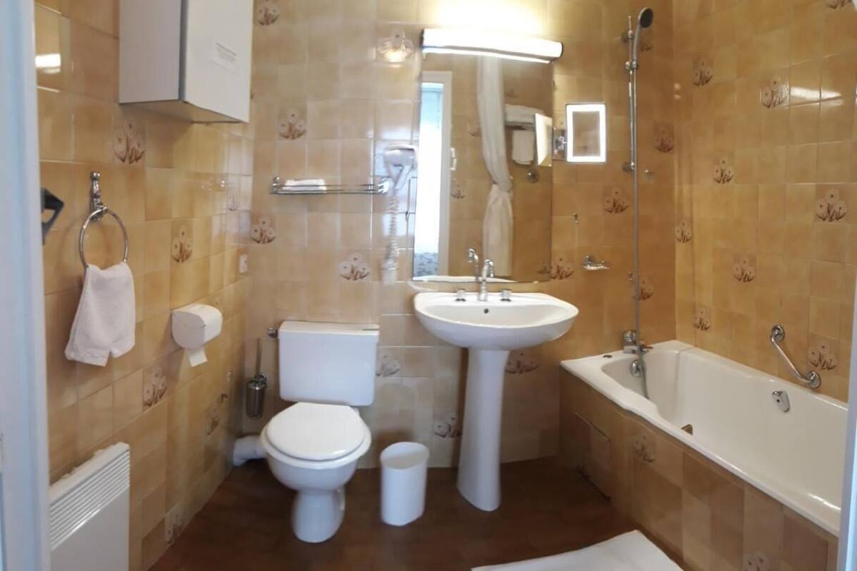 free toiletries, towels