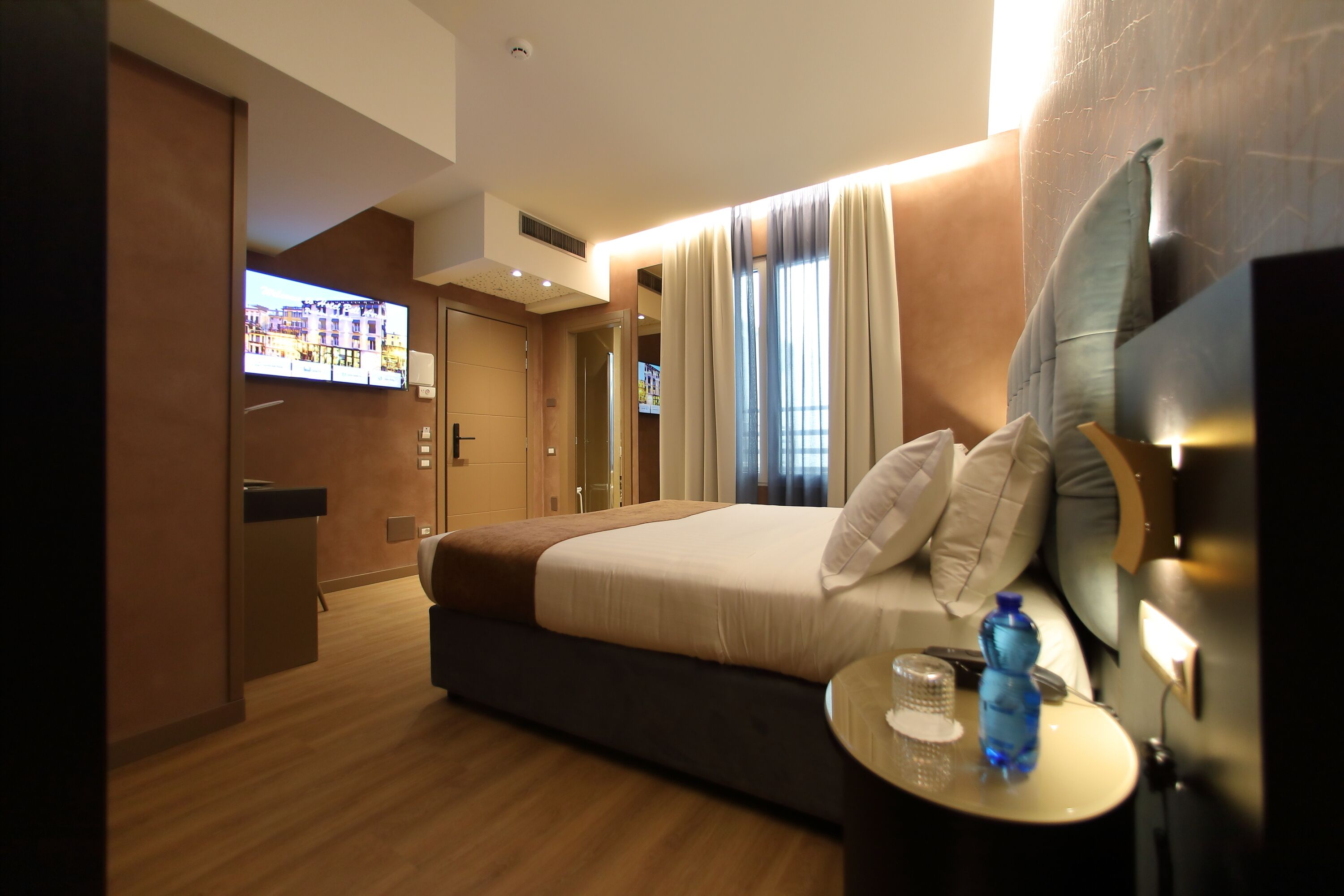 economy room | 1 bedroom, premium bedding, down duvets, minibar