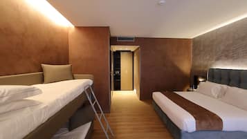 Ein Hotelzimmer mit zwei Betten, einem Kleiderschrank und einem Badezimmer.