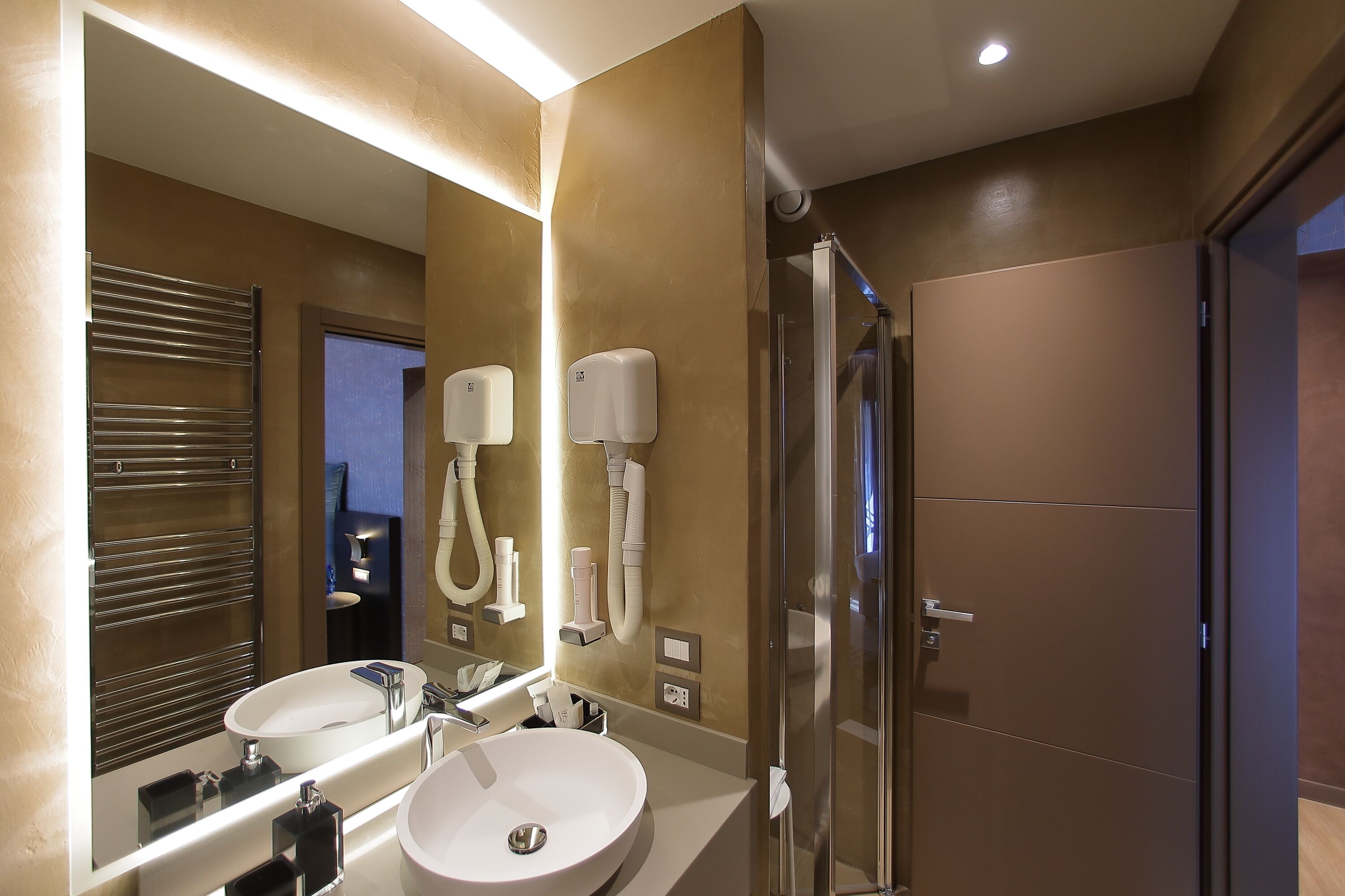 deluxe double room | bathroom | shower, rainfall showerhead, free toiletries, hair dryer