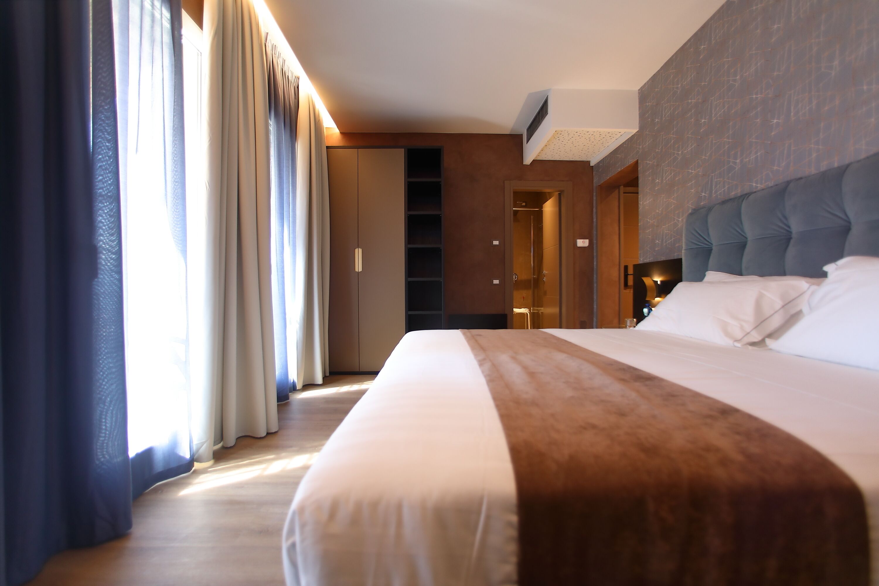 Hochwertige Bettwaren, Daunenbettdecken, Minibar, Zimmersafe