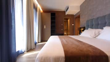 Hochwertige Bettwaren, Daunenbettdecken, Minibar, Zimmersafe