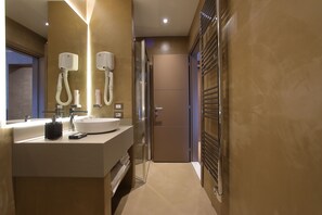Classic Double Room | Bathroom | Shower, rainfall showerhead, free toiletries, hair dryer - Hotel Bell'Arrivo (Peschiera del Garda)