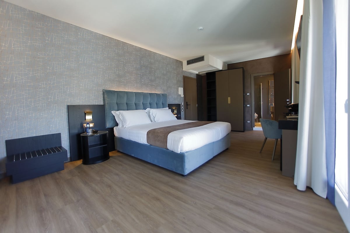 Superior tweepersoonskamer | Luxe beddengoed, donsdekens, een minibar, een kluis op de kamer