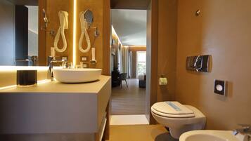 Superior Double Room | Bathroom | Shower, rainfall showerhead, free toiletries, hair dryer