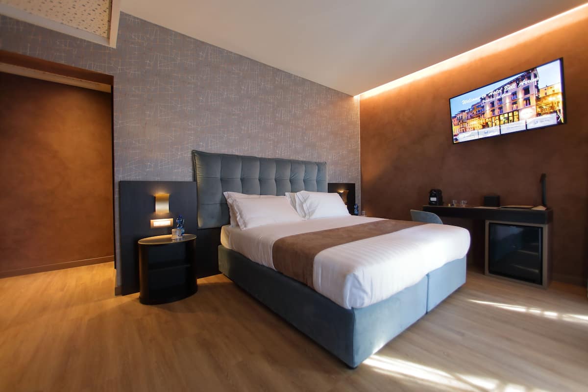 Deluxe tweepersoonskamer | Luxe beddengoed, donsdekens, een minibar, een kluis op de kamer