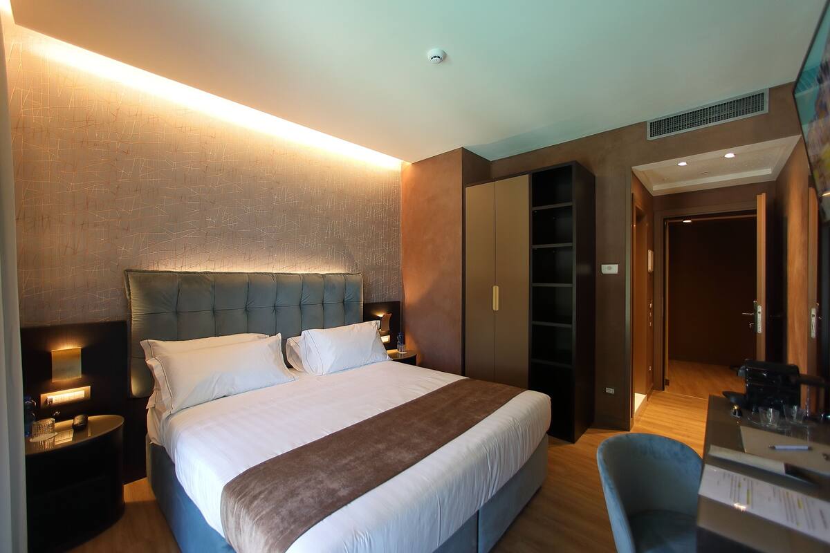 Premium tweepersoonskamer | Luxe beddengoed, donsdekens, een minibar, een kluis op de kamer