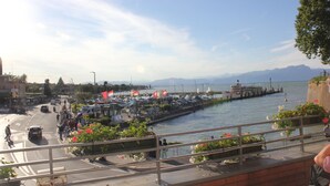 Une vue sur le front de mer, avec un quai, des bateaux et une foule de personnes.