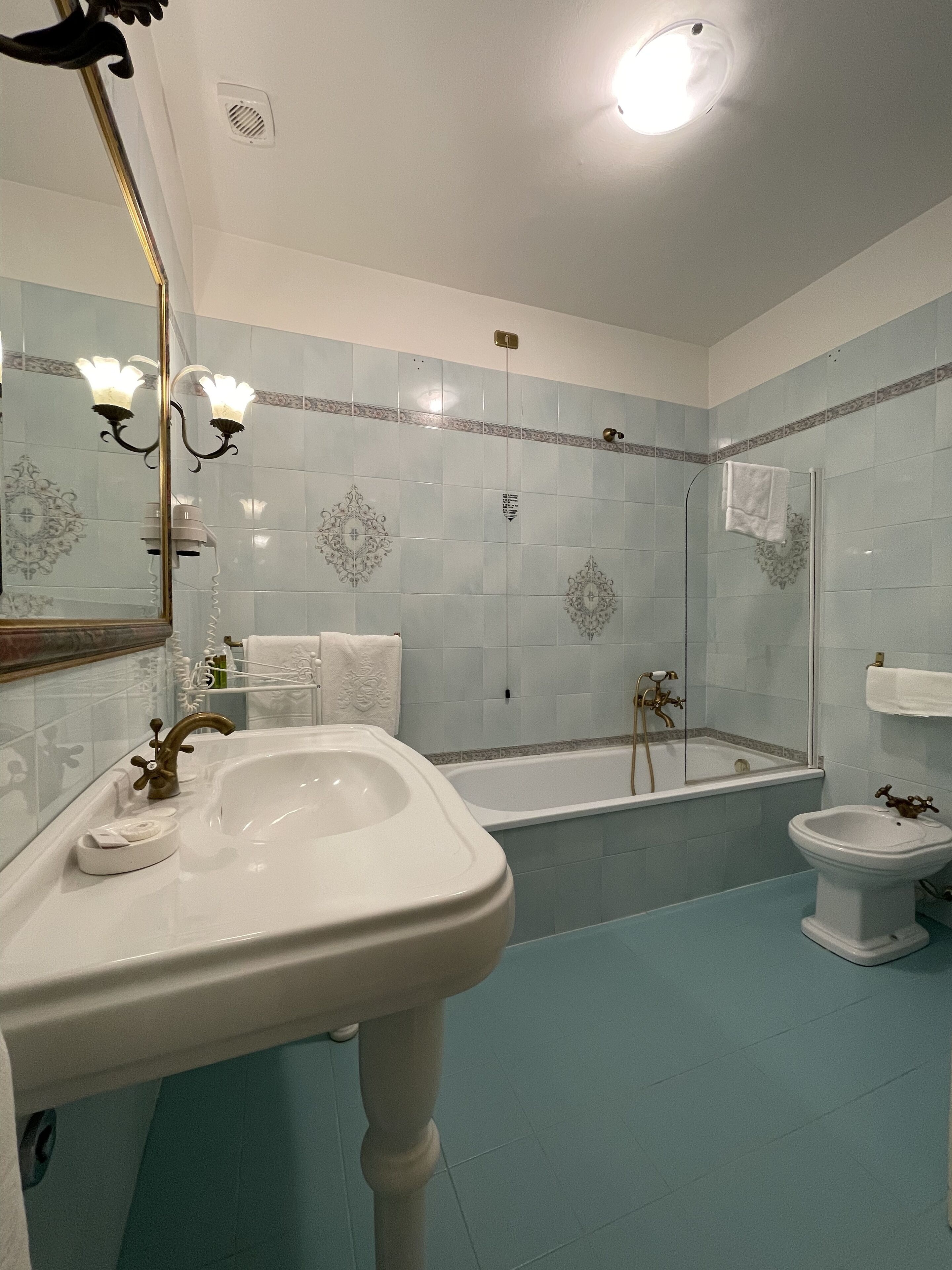 Junior Suite (2 persone) | Bathroom | Rainfall showerhead, free toiletries, hair dryer, bidet