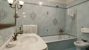 Junior Suite (2 persone) | Bathroom | Rainfall showerhead, free toiletries, hair dryer, bidet