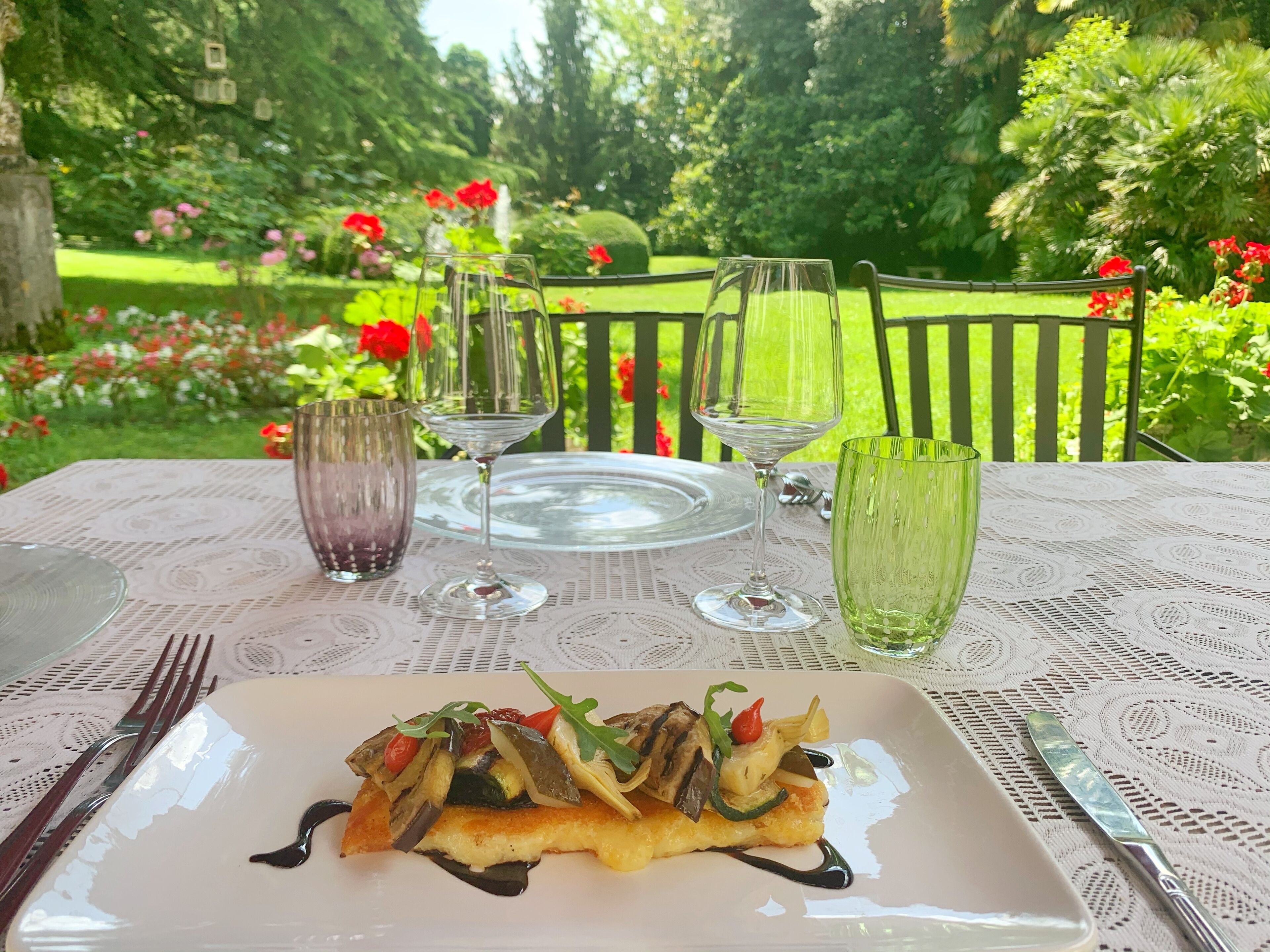 2 restaurants, lunch, dinner served; international cuisine