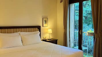 Suite | Ropa de cama de alta calidad, edredones de plumas, minibar y caja fuerte