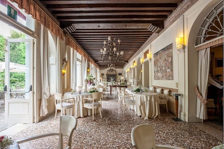 2 ristoranti; aperti a pranzo e a cena. Hotel Villa Luppis