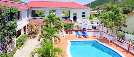 Una piscina al aire libre