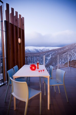 2 restaurants, breakfast, lunch, dinner served; international cuisine 