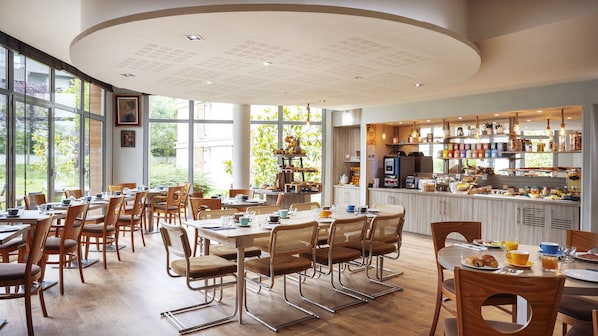 Petit déjeuner buffet (17 EUR par personne)