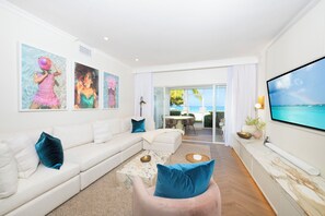 Unit 912 | Vardagsrum | 50-tums platt-tv med kabelkanaler och tv