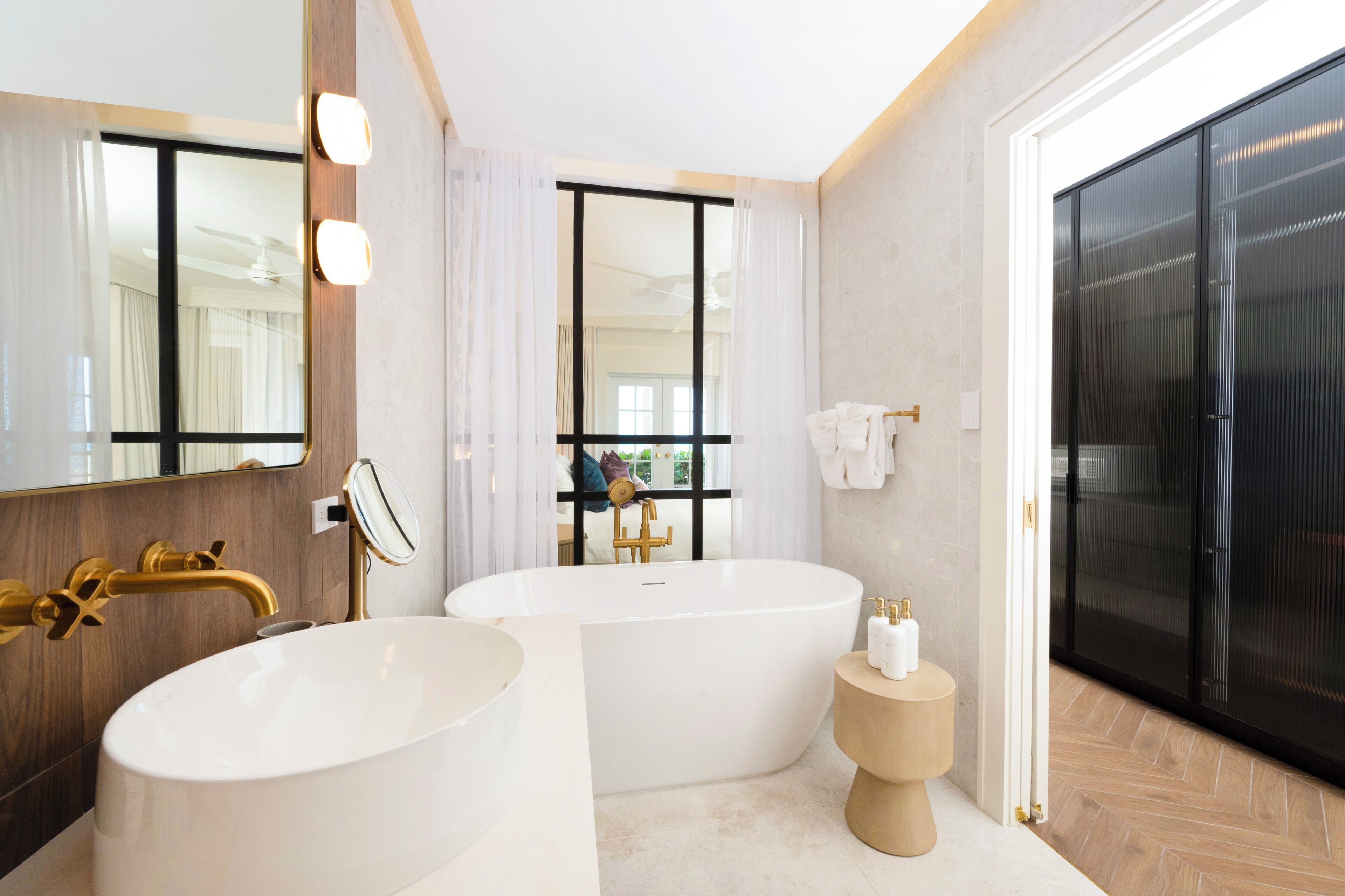 Une salle de bain moderne dotée d’une grande baignoire, d’un lavabo séparé et de toilettes.