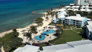 Un complejo turístico con varias edificaciones, playa y zona de piscina.