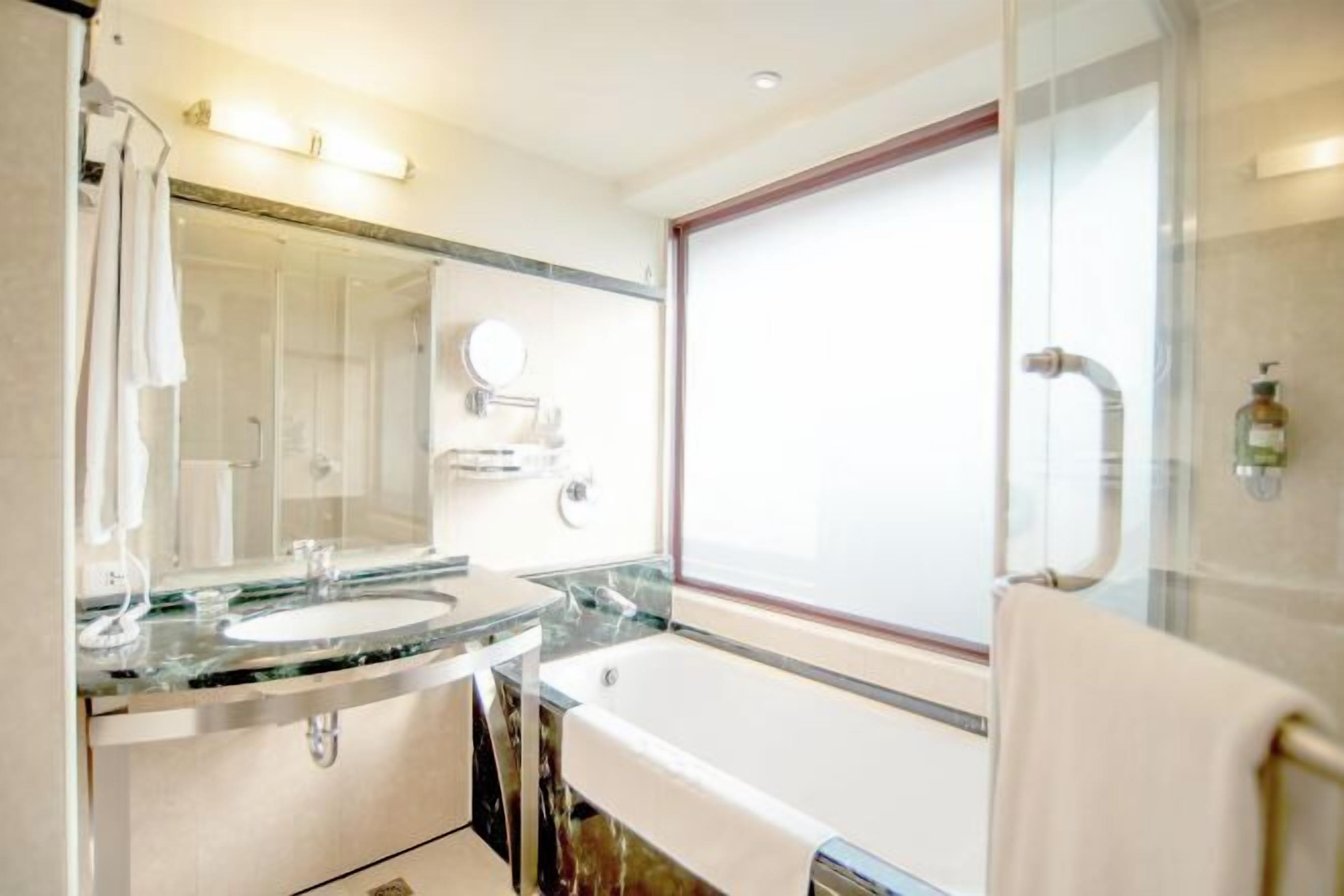 Bañera y ducha independientes y bañera profunda