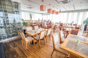 2 restaurantes; se sirven desayunos, comidas, cenas y brunch