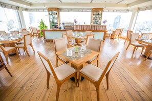 2 restaurants, breakfast served