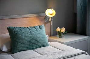 Premium bedding, pillow-top beds, in-room safe, desk - Urbano Hotel (Montevideo)