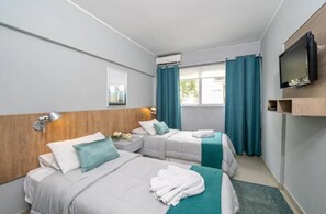 高級寝具、ピロートップベッド、セーフティボックス (室内)、デスク